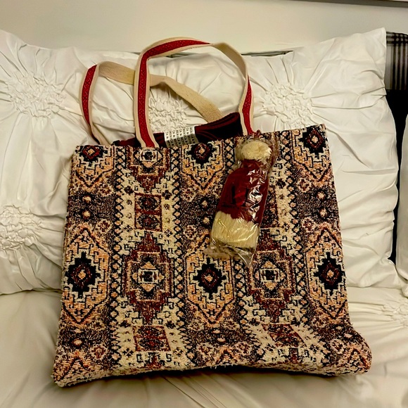 America & Beyond Handbags - Woven Patterned Tote Bag in Beige & Burgundy